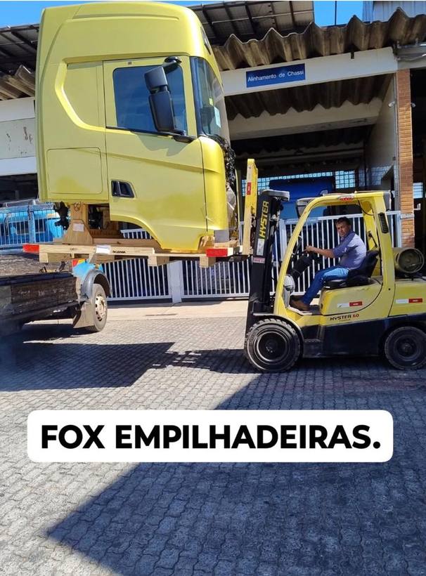 Empilhadeira Fox retirando a cabine de um caminhão Scania sobre prancha