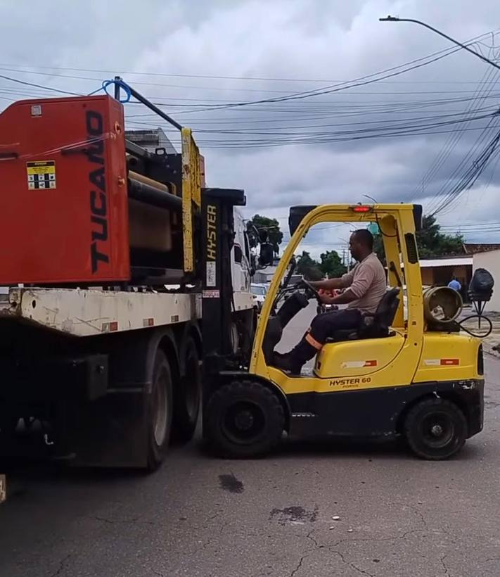 Remoção de máquina industrial de uma carreta com empilhadeira Fox