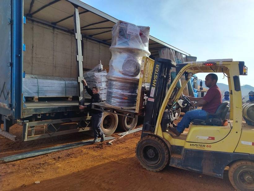Desova de carreta sider com empilhadeira Fox e apoio da equipe